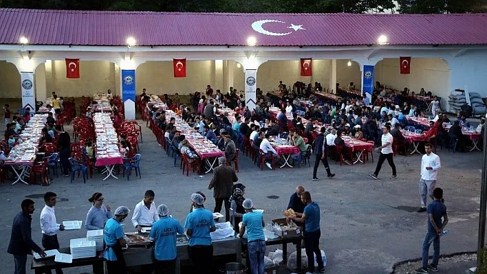 Lice Belediyesi'nden her gün 500 kişiye iftar
