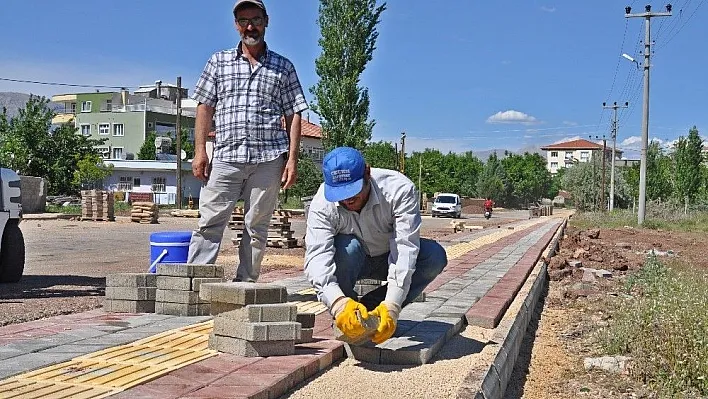 Gazi caddesinde kaldırım çalışması yapıldı
