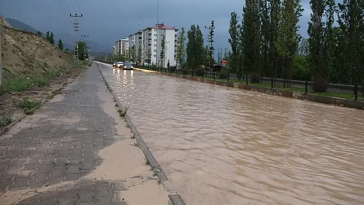 Sağanak yağmur yolları göle çevirdi
