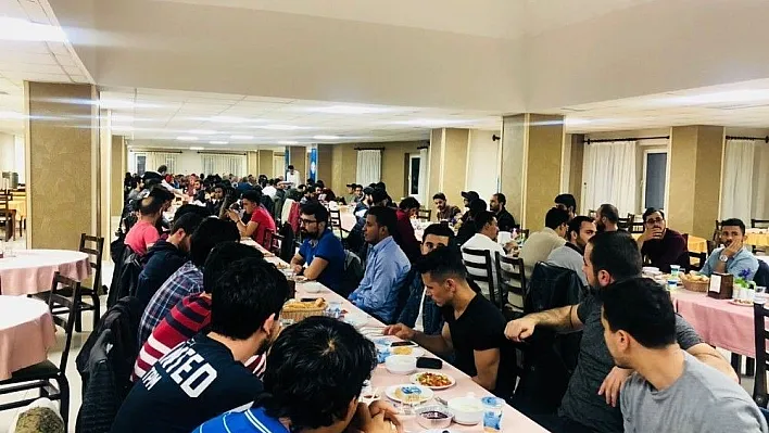 Ümmetin gençleri iftar sofrasında bir araya geldiler
