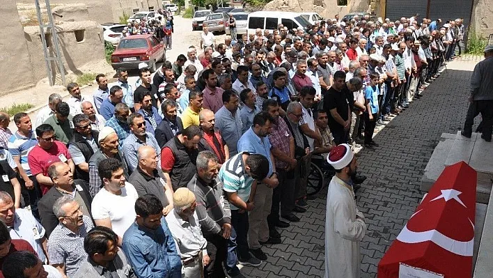 Kalp krizinden hayatını kaybeden polis memuru toprağa verildi
