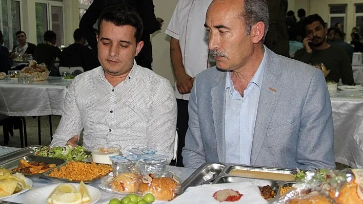 Üniversite öğrencilerine ücretsiz iftar yemeği
