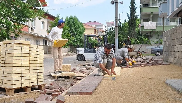 Gölbaşı ilçesinde kaldırım çalışmaları devam ediyor
