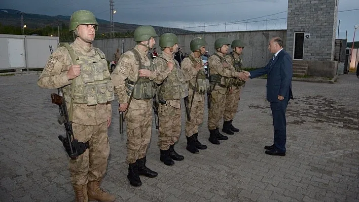 Vali Azizoğlu askerlerle birlikte iftar açtı
