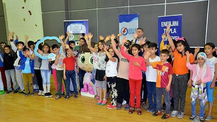 Güneydoğulu 2 bin 800 çocuk Enerji Tiyatrosu'nda buluştu
