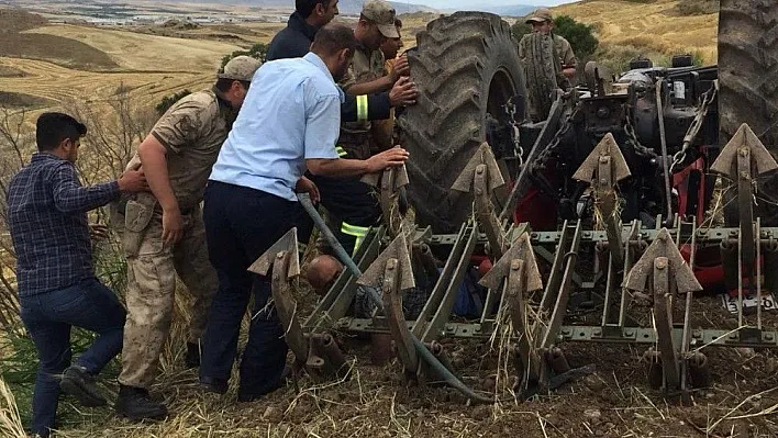 Sürücü 3 saat traktörün altında kaldı
