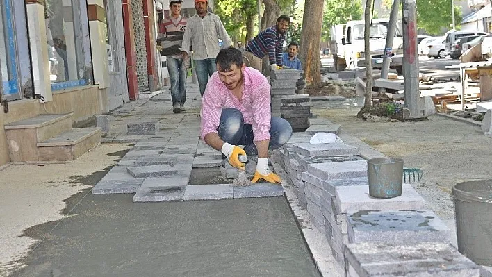 Turan Özdemir Caddesi yenileniyor
