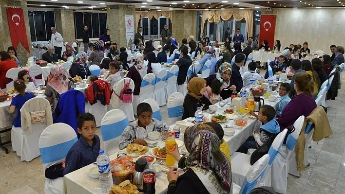 Çocuk evleri sitesi ve çocuk evleri koordinasyon merkezinde kalan çocuklar iftarda biraraya geldi
