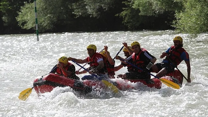 Günün rafting yarışını Vali Sonel tamamladı