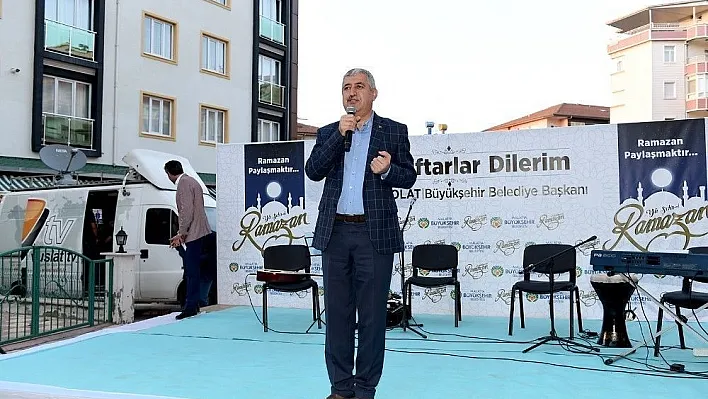 Büyükşehir Zafer Mahallesinde sokak iftarı verdi
