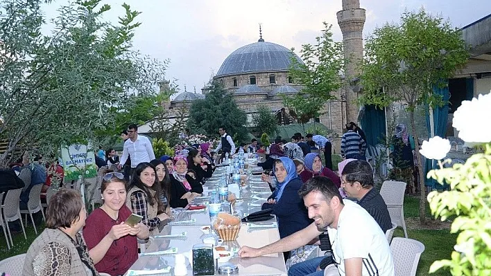 Başkan Eser belediye personeli ile iftarda bir araya geldi
