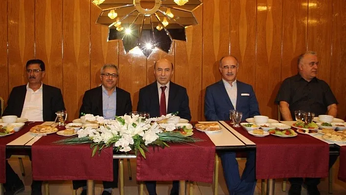 Rektör Gül iftarda basın mensuplarıyla bir araya geldi
