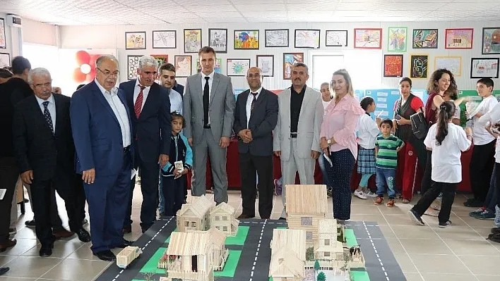 Toybelen Ortaokulunda TÜBİTAK 4006 Bilim Fuarı açıldı
