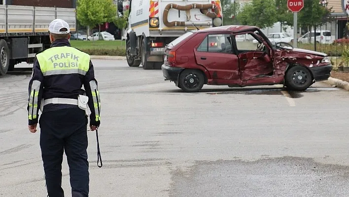 Çevik kuvvet polislerini taşıyan minibüs kaza yaptı: 2 yaralı
