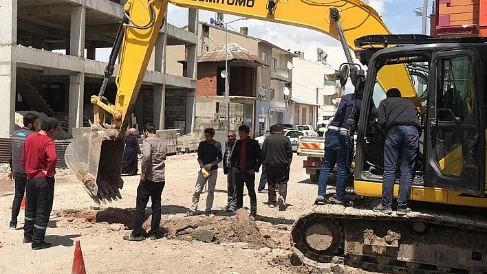 Sivas'ta alt yapı çalışması sırasında doğalgaz borusu patladı
