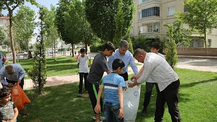 Başkan Yanılmaz, çocuklarla park temizledi