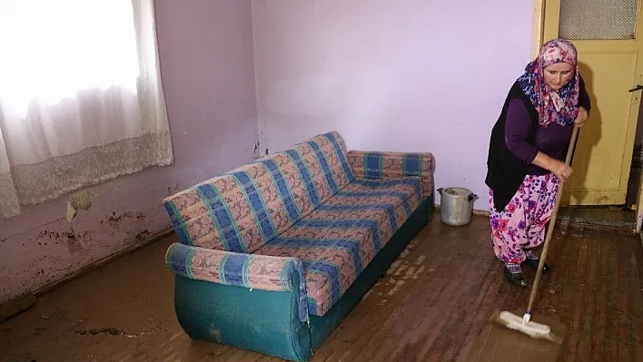 Evlerini su basan aileler yaralarını sarıyor
