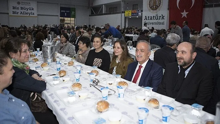 Atatürk Üniversitesi ailesi iftarda bir araya geldi
