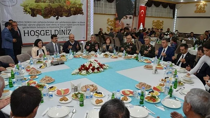 Erzincan da şehit aileleri ve gaziler onuruna iftar verildi
