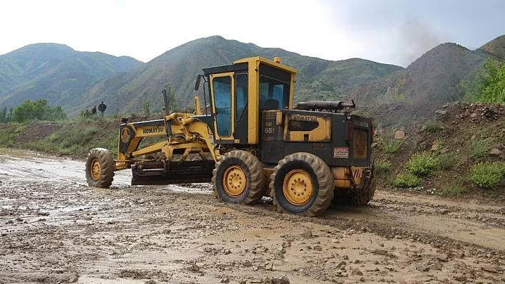 Erzurum'da Oltu-Narman yolu sel nedeniyle 1,5 saat trafiğe kapandı
