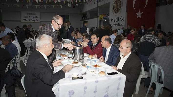 Atatürk Üniversitesi idari personeli iftar sofrasında buluştu
