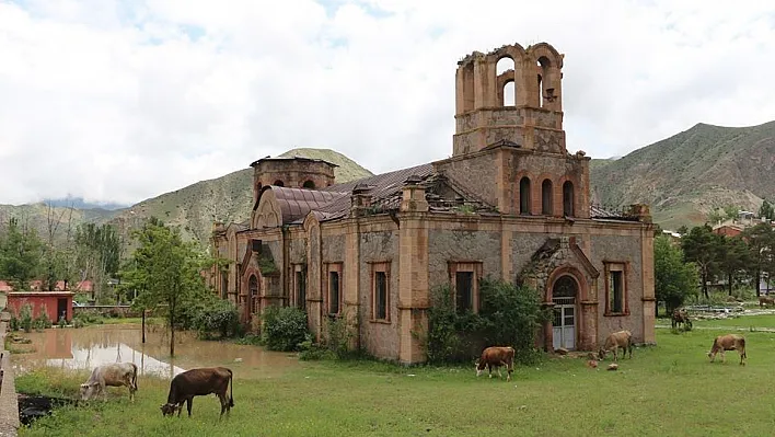 Kilisenin bahçesi yağmur sularıyla doldu
