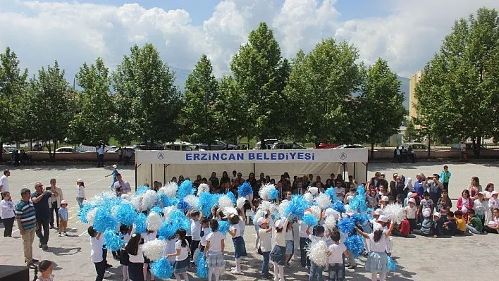 Minik öğrenciler Erzincan'da çevreye dikkat çektiler
