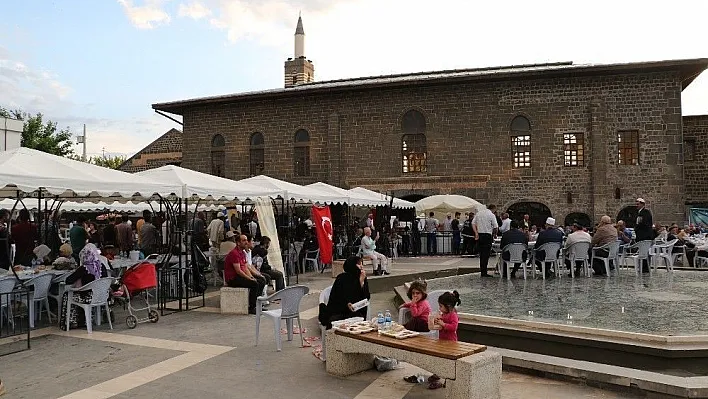 Diyarbakır'da vatandaş istiyor Büyükşehir Belediyesi yapıyor
