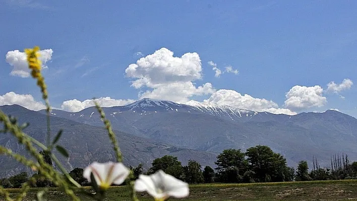 Erzincan'a haziranda kar yağdı
