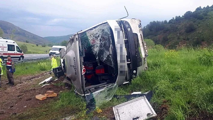 Erzincan'da yolcu otobüsü devrildi: 1 ölü, 29 yaralı
