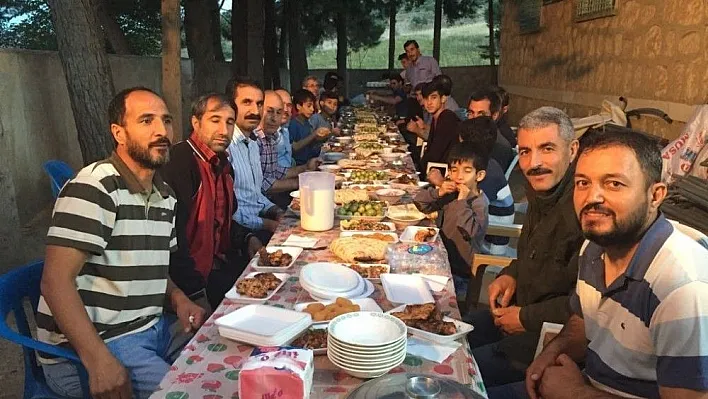 İmam cami cemaatine iftar yemeği verdi
