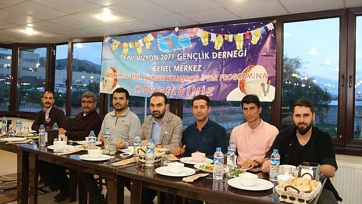 Yeni Vizyon 2071 Gençlik Derneği yönetimi iftarda buluştu
