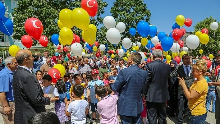 Gürkan, öğrencilerin karne heyecanına ortak oldu
