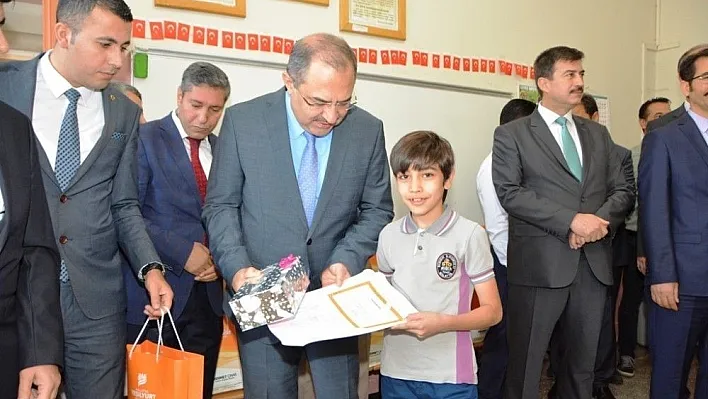 Vali Kaban, öğrencilerin karne heyecanına ortak oldu
