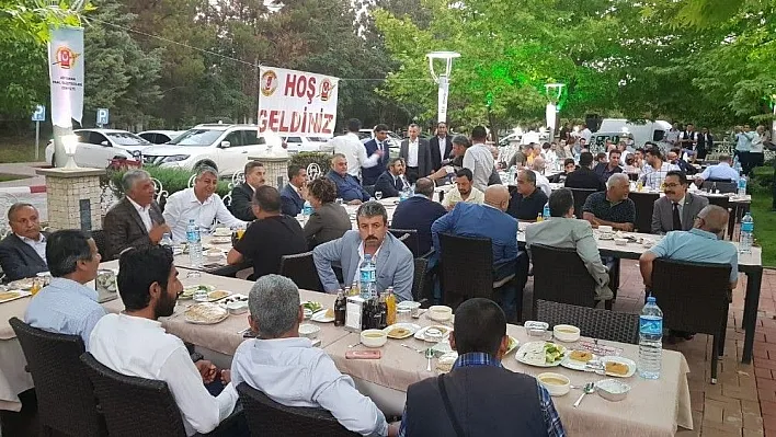 Gazetecilerin iftarında devlet erkanı buluştu
