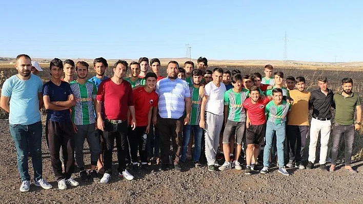 Futbolcular çıkan yangına müdahale etti
