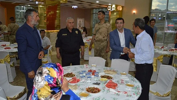 Gazi ve şehit aileleri iftarda buluştu
