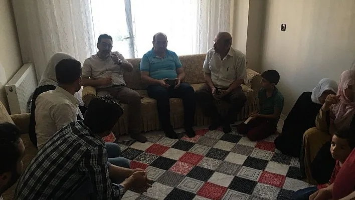 Gezer, Cumhurbaşkanına destek için kapı kapı geziyor
