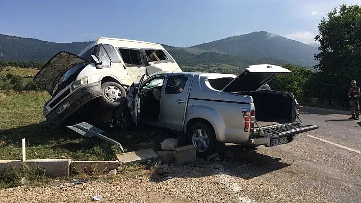 Sivas'ta köy minibüsü ile pikap çarpıştı: 1 ölü, 8 yaralı
