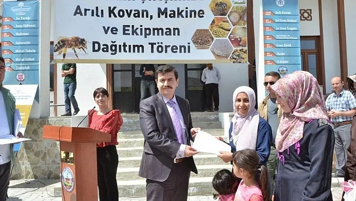 Erzincan'da 40 çiftçiye 40 kovan
