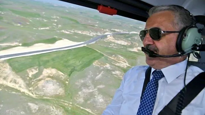 Bakan Aslan, Erzurum'un karayolu ağını helikopterden inceledi
