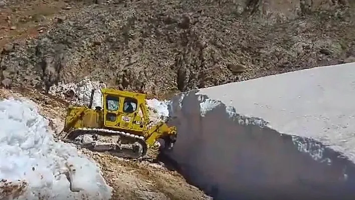 Erzincan'da haziran ayında karla mücadele
