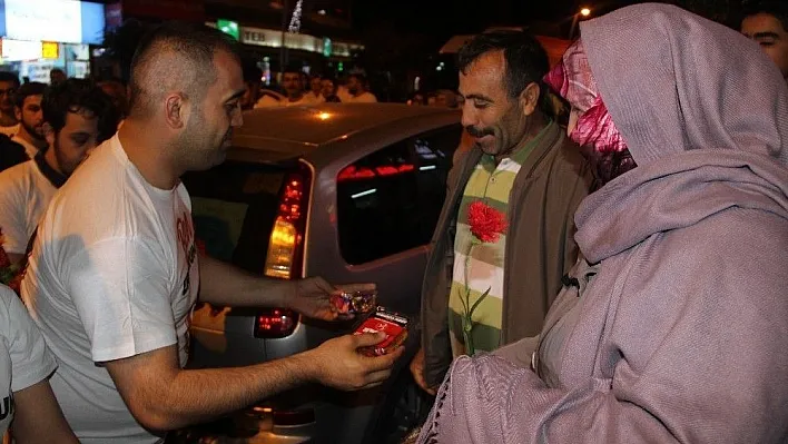 MHP Milletvekili Adayı Adem Yurdigül eşiyle birlikte bayram şekeri dağıttı
