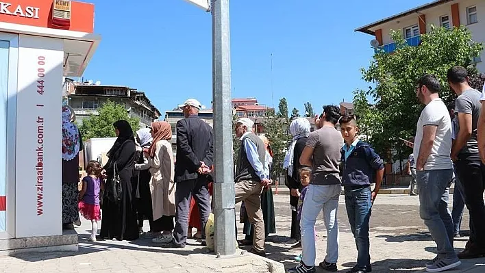 Oltu'da ATM kuyruğu
