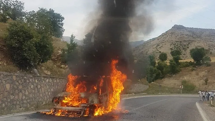 Seyir halindeki araç cayır cayır yandı
