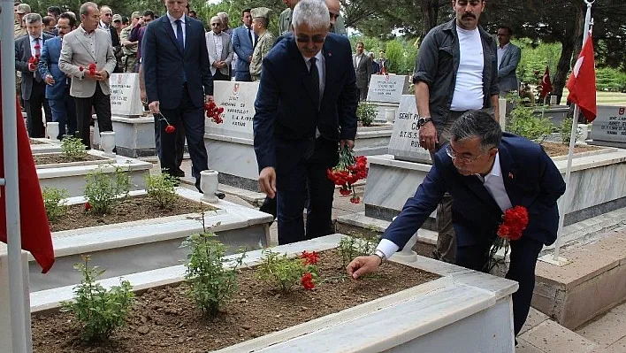 Bakan Yılmaz şehitlerin mezarlarını ziyaret edip, karanfil bıraktı
