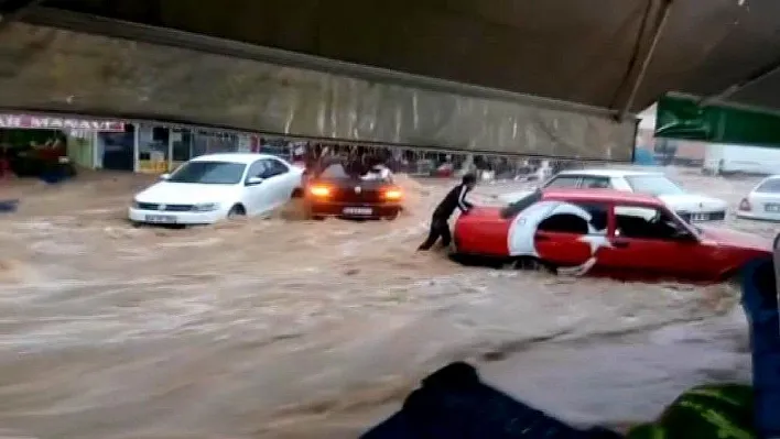 Sele kapılan otomobili elleriyle tutmaya çalıştı
