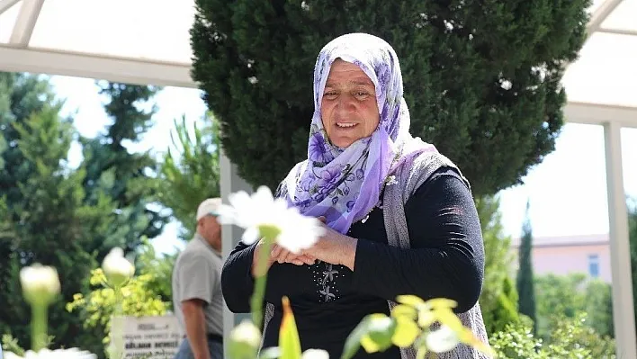 Şehidin annesi oğlunun mezarını eliyle temizledi
