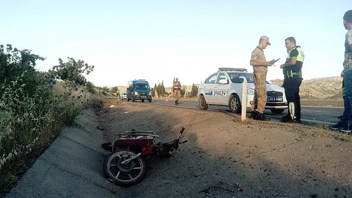 Otomobille motosiklet çarpıştı: 1 ölü
