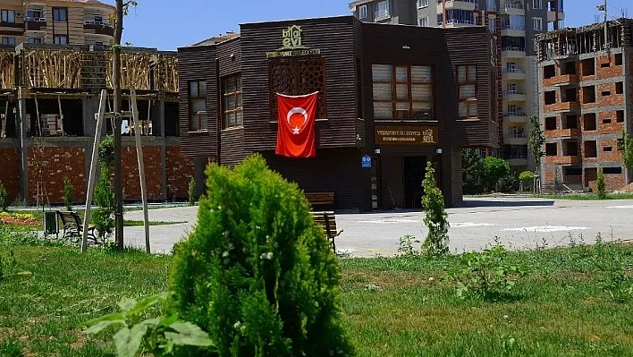 Yeşilyurt'ta kitap okumanın adresi Fethi Gemuhluoğlu Bilgi Evi

